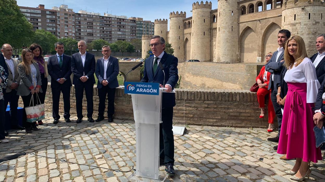 Beamonte, arropado por candidatos regionales, durante la presentación del programa autonómico de Aragón