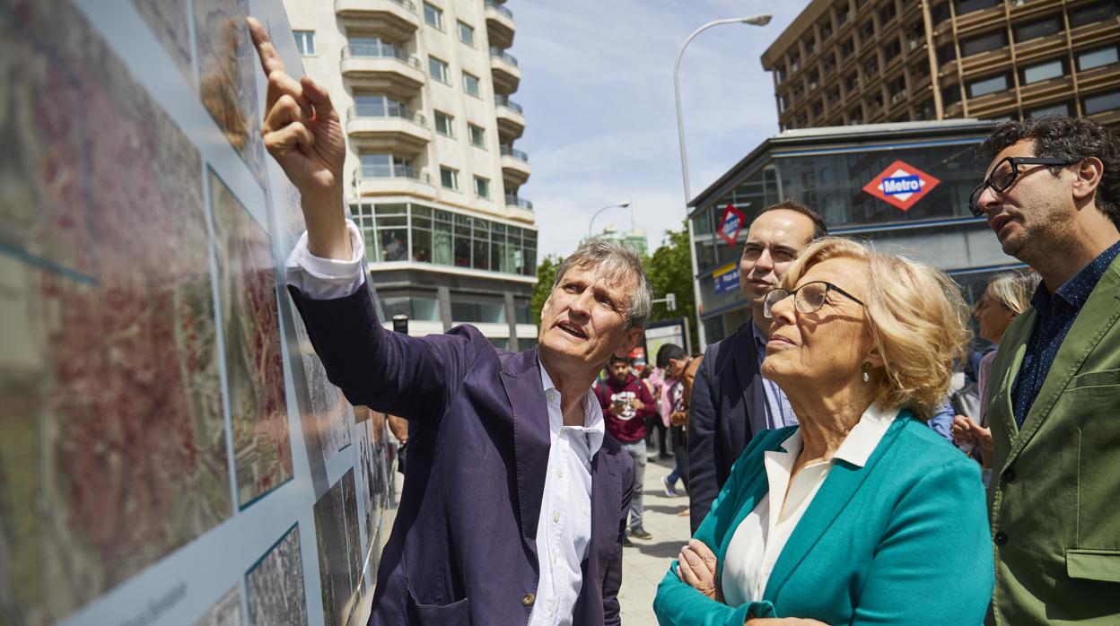 Manuela Carmena, durante la visita a las obras de remodelación de Plaza de España