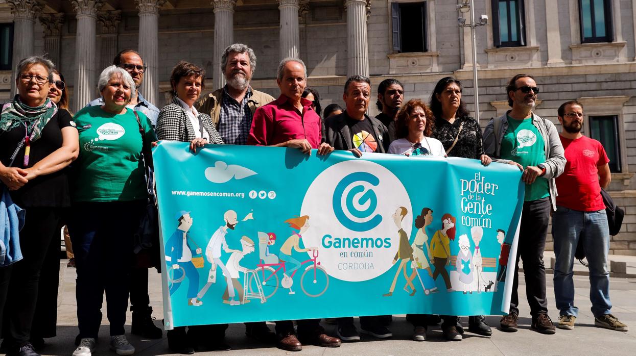 Portavoces de Ganemos en Común Córdoba y de otras candidaturas municipalistas frente al Congreso de los Diputados