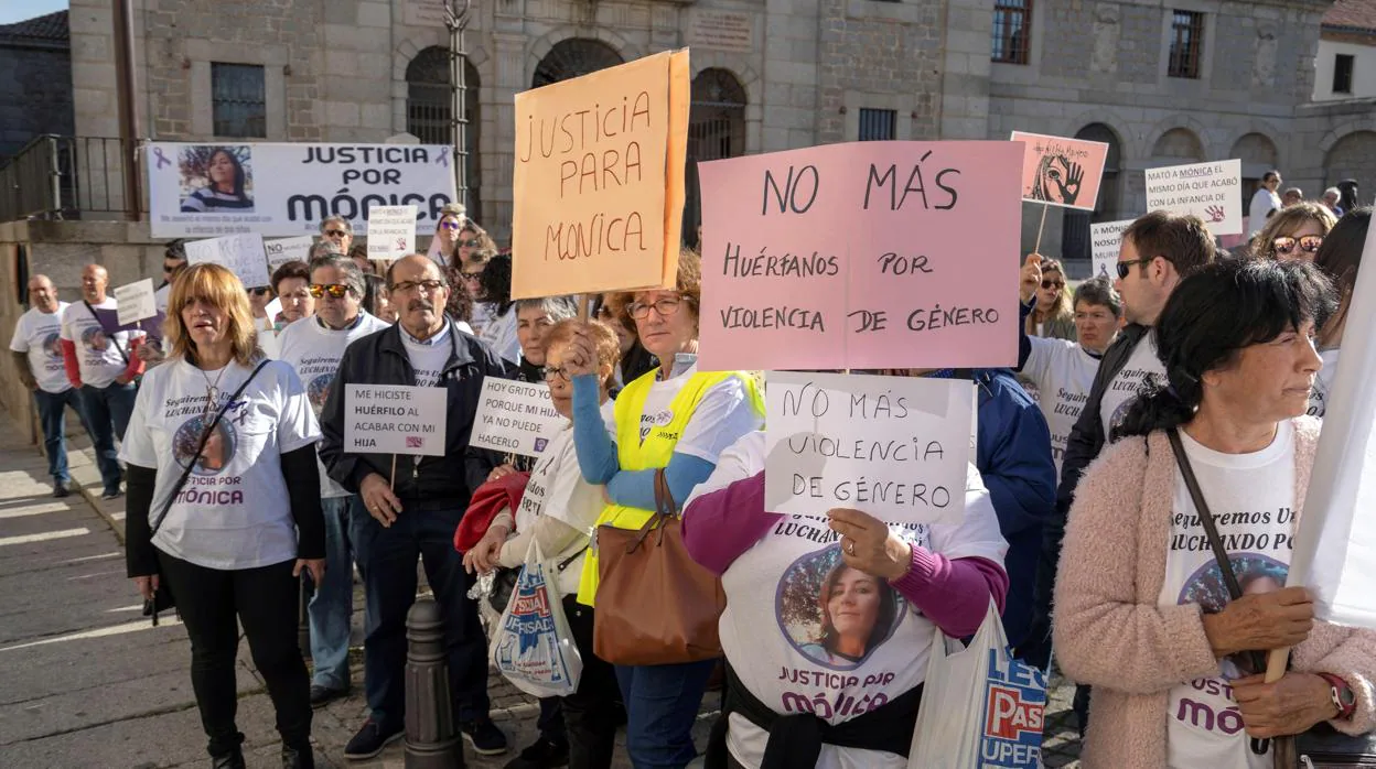 Familiares y amigos de la víctima se concentran a las puertas de la Audiencia Provincial de Ávila momentos antes del inicio del juicio