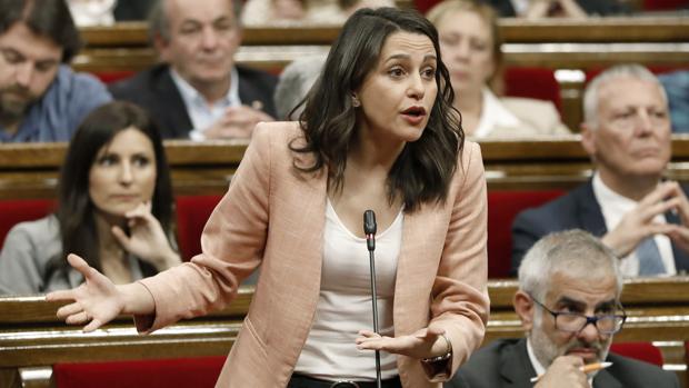 Inés Arrimadas se despide del Parlament advirtiendo a Torra: «Se empieza desobedeciendo y se acaba fugado»