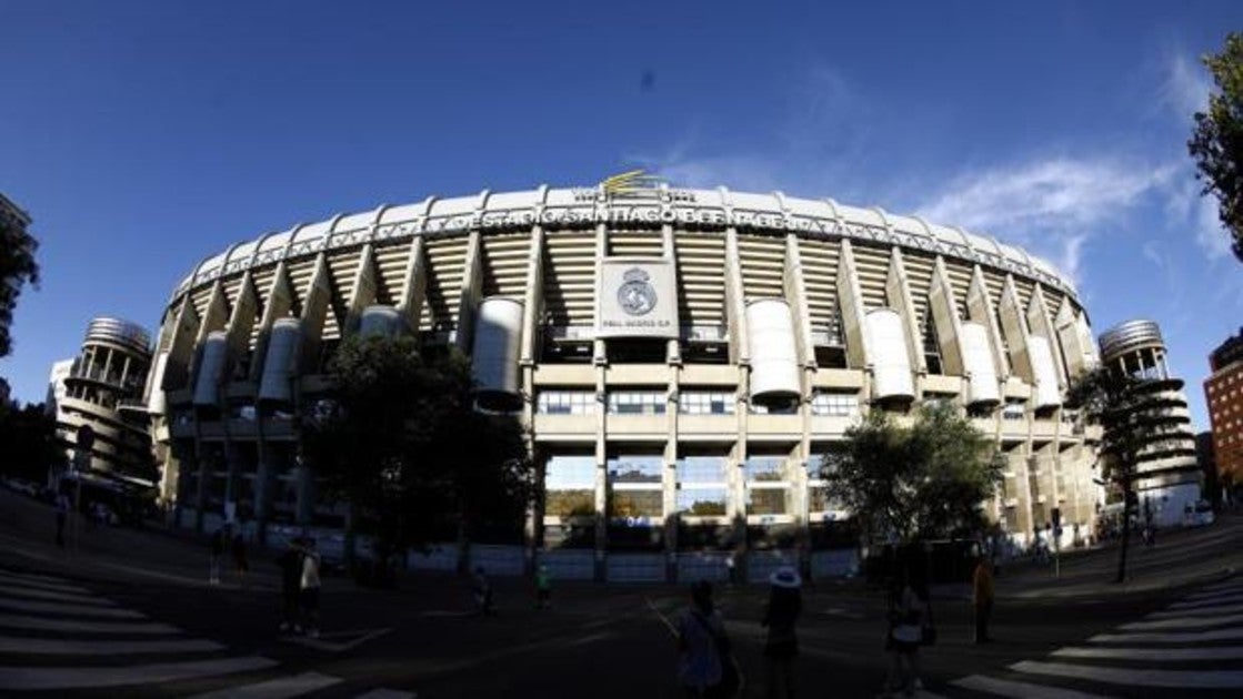 Fachada principal del Santiago Bernabéu, con las dos torres que serán demolidas y reubicadas