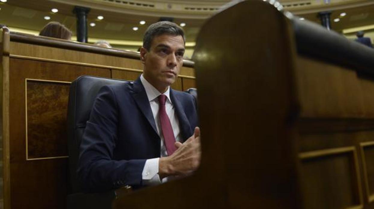 Pedro Sánchez sentado en el Congreso de los Diputados