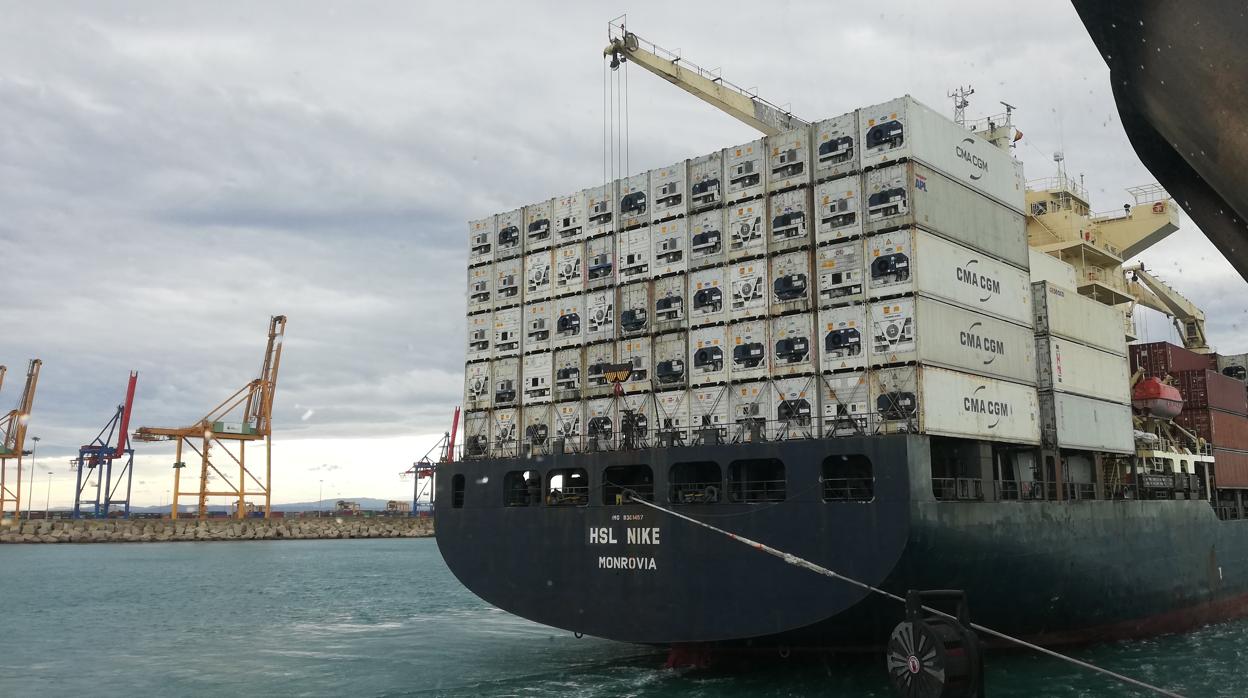 Imagen de una maniobra de atraque en una de las terminales del puerto de Valencia