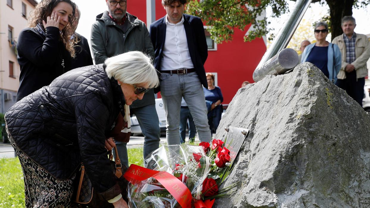 La viuda del columnista José Luis López de Lacalle, Mari Paz Artolazabal participó ayer en Andoain (Guipúzcoa), en una ofrenda floral al cumplirse 19 años de su asesinato por parte de ETA