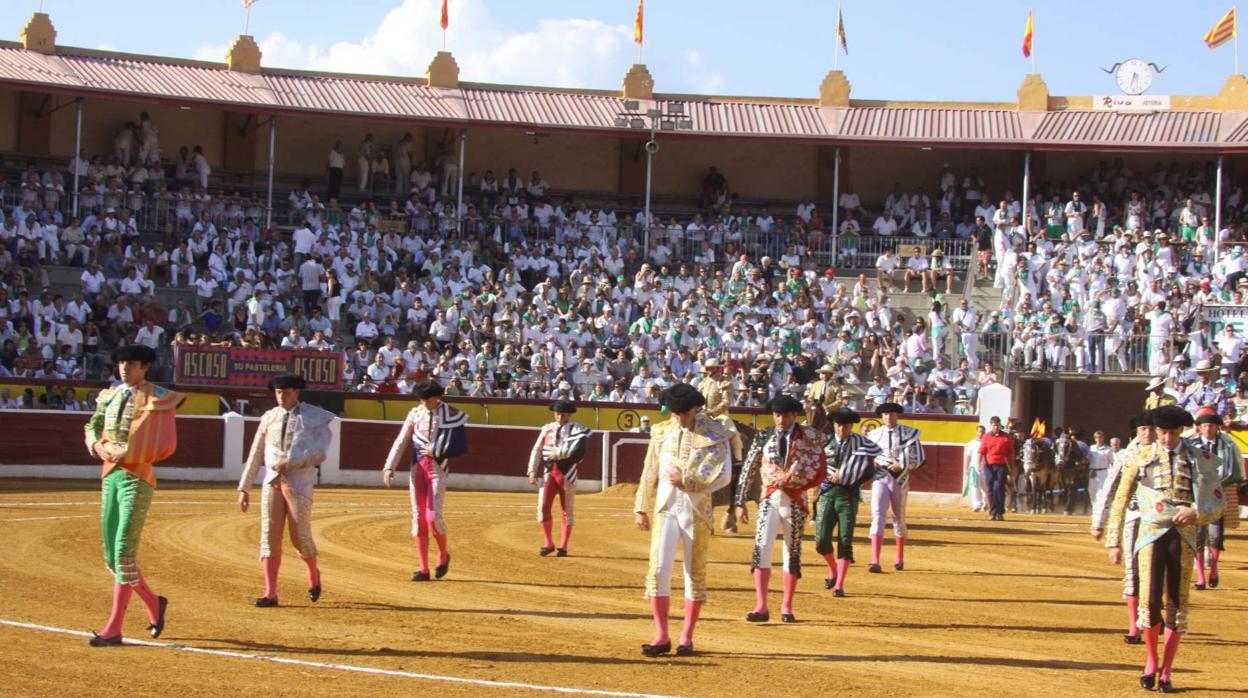 Tarde de toros en Huesca con la plaza llena