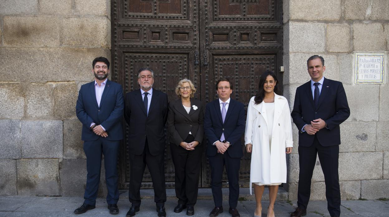 De izquierda a derecha: Carlos Sánchez Mato (Madrid en Pie) Pepu Hernández (PSOE), Manuela Carmena (Más Madrid), José Luis Martínez-Almeida (PP), Begoña Villacís (Ciudadanos) y Javier Ortega Smith (Vox)