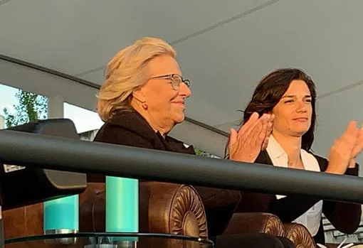 Manuela Carmena aplaude a Iñigo Errejón durante su intervención