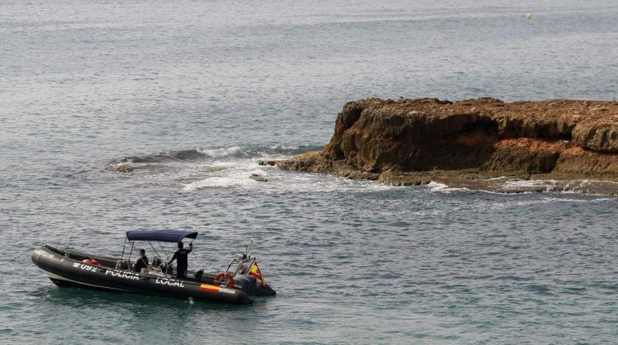 Una patrullera vigilando en las calas de Torrevieja