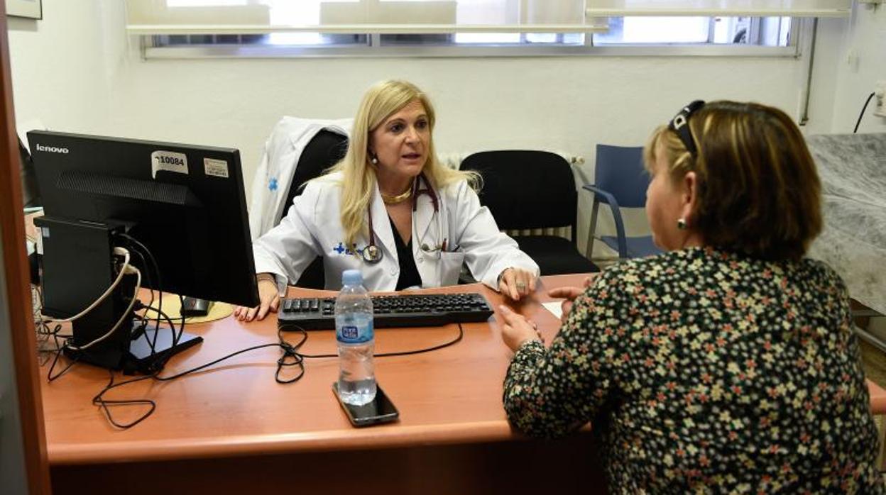 La doctora Sambola, con una paciente en el Vall d'Hebron