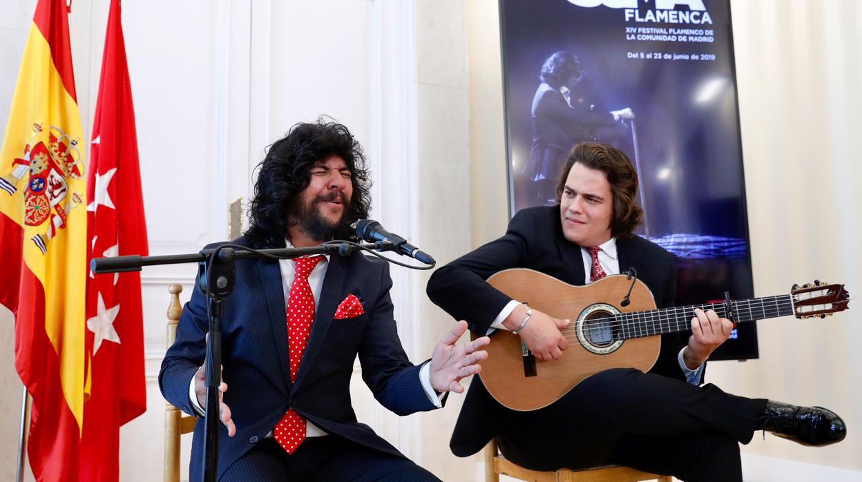 Rancapino Chico y Paco León, ayer, en la Real Casa de Correos