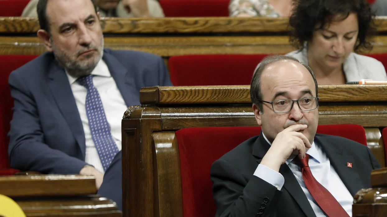 El líder del PSC, Miquel Iceta, en un pleno en el Parlament tras conocerse que Sánchez pretende que sea el presidente del Senado