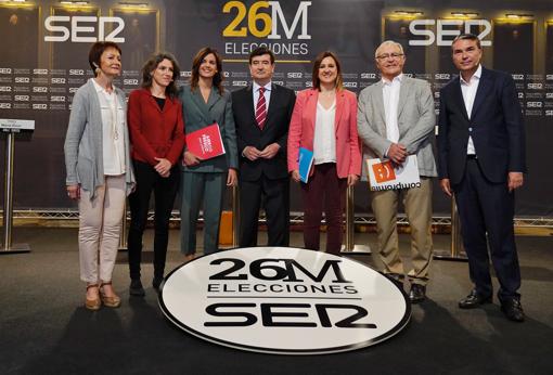 Imagen de los candidatos junto a la rectora de la UV y el director regional de la Cadena Ser