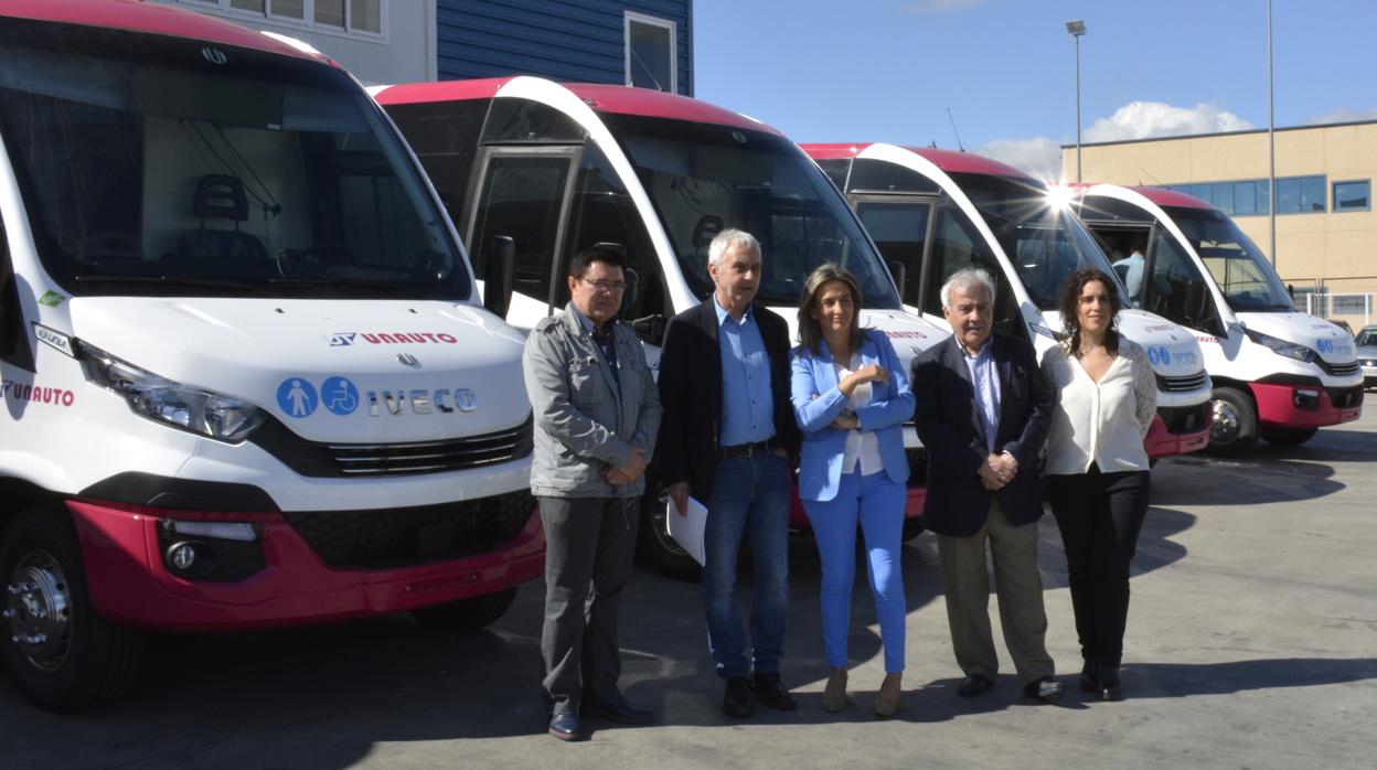 Milagros Tolón con algunos de sus concejales visitan los microbuses