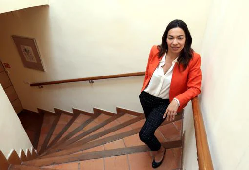 La candidata del PP a la alcaldía de Toledo, en las escaleras de su sede municipal