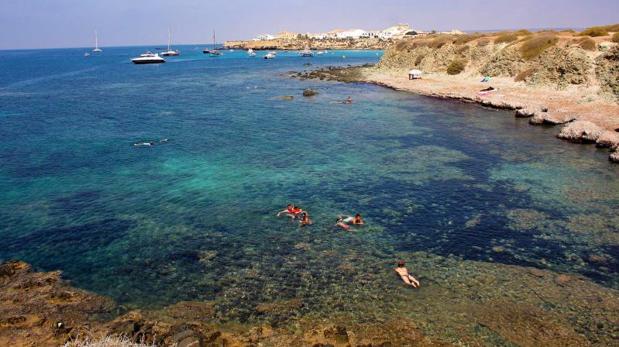 Bandera azul para la «isla pirata» de Tabarca que ocupó Barbarroja