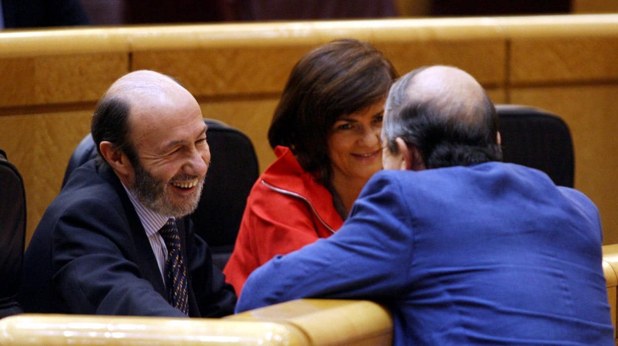 Rubalcaba y Calvo con Anasagasti (PNV), en una sesión de control al Gobierno de Zapatero en el Senado