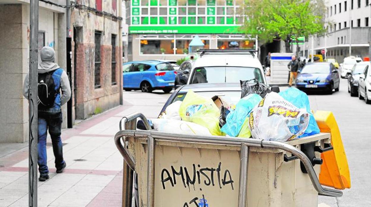 Las reiteradas huelgas en la recogida de basuras convierten en habitual esta imagen en La Coruña
