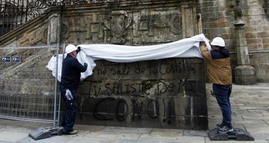 Las pintadas en la Catedral de Santiago siguen sin solución