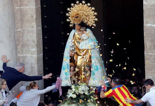 Miles de valencianos se acercan a su patrona