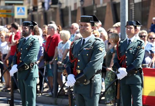 Tres guardias civiles que participaron luego en un desfile