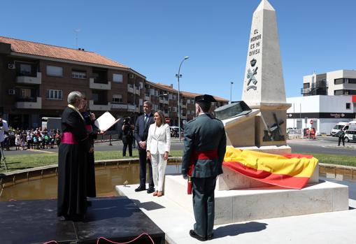 Dos sacerdotes bendicen el monumento