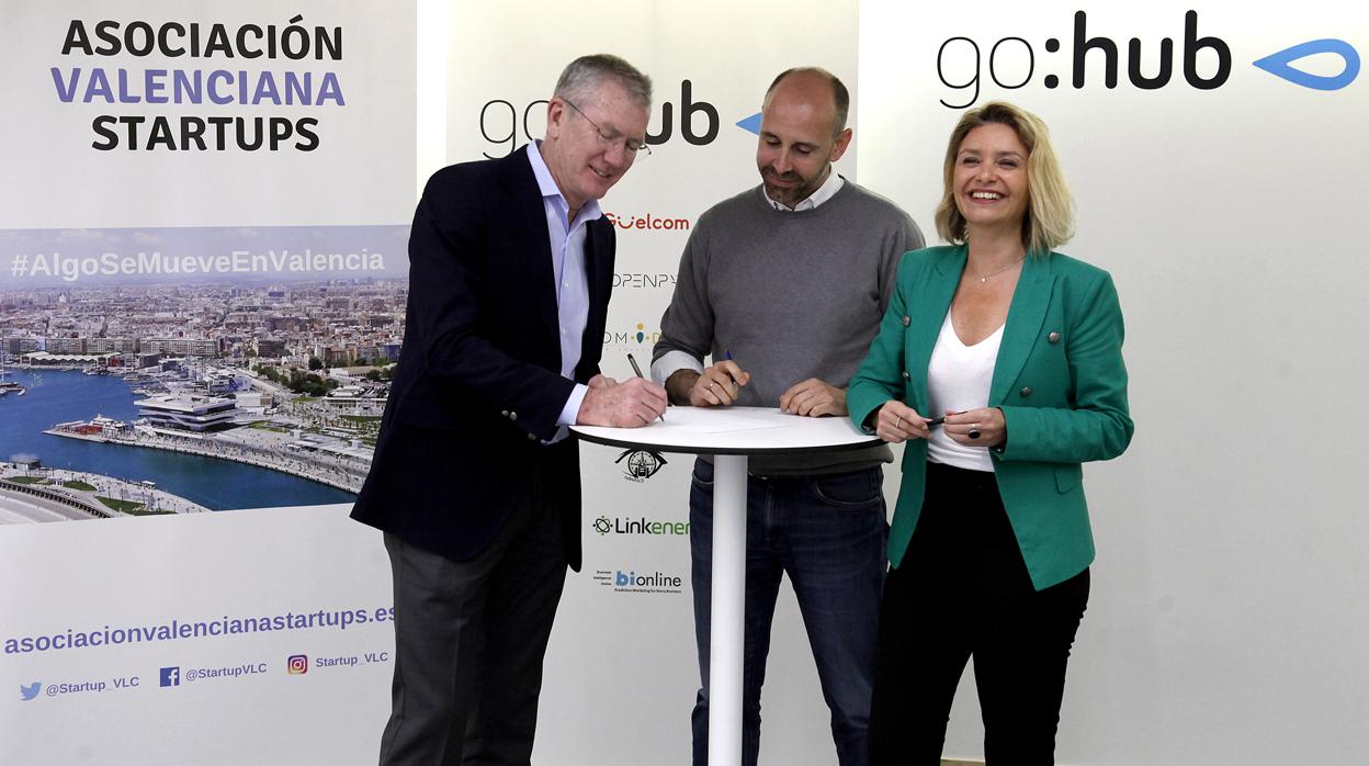 Eugenio Calabuig, Javier Megías y Patricia Pastor, en la firma del acuerdo entre GoHub y la Asociación Valenciana de Startups