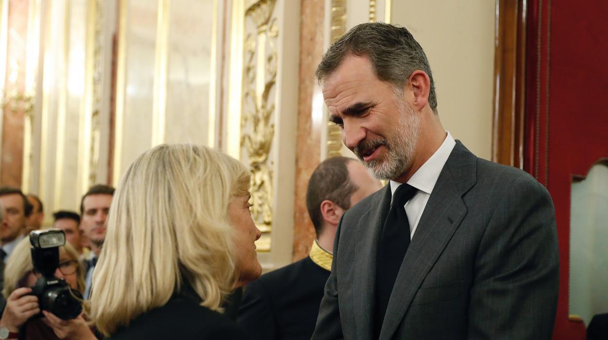 Felipe VI saluda a la viuda de Alfredo Pérez Rubalcaba, Pilar Goya (i), a su llegada al Congreso de los Diputados