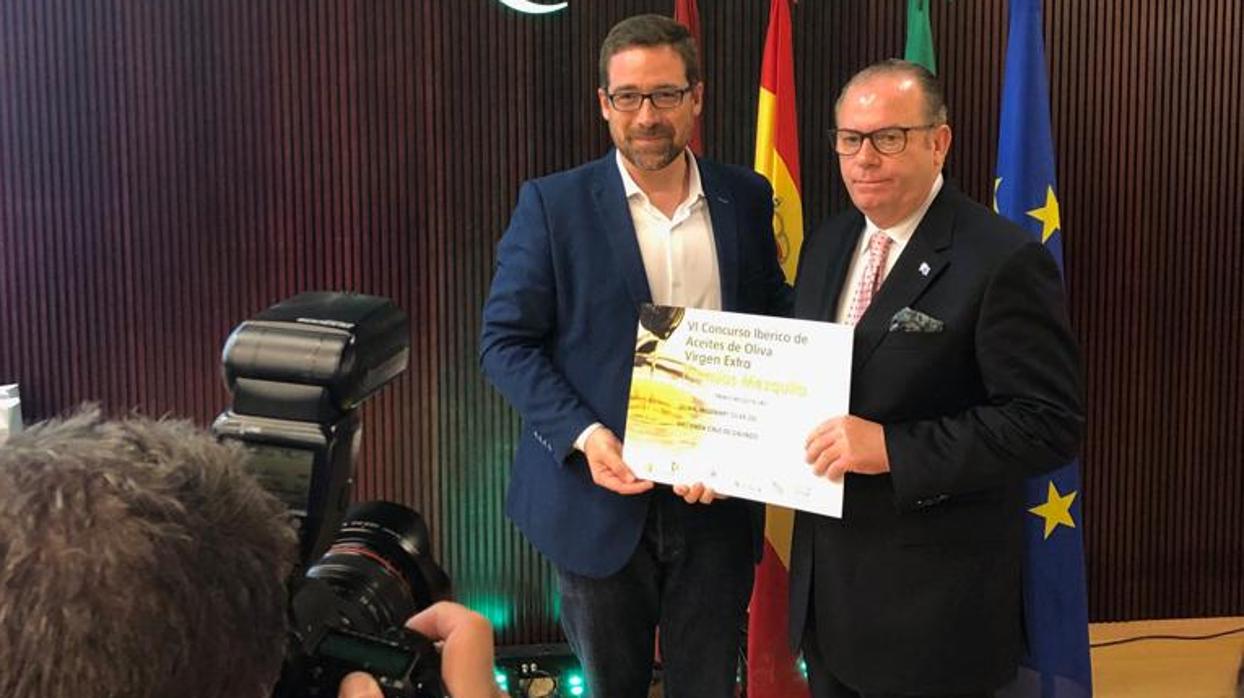 El alicantino Joaquín Selma, recibiendo el premio en Córdoba