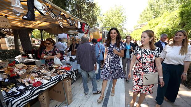 Los candidatos, a la caza del voto en el mercadillo «El Martes»