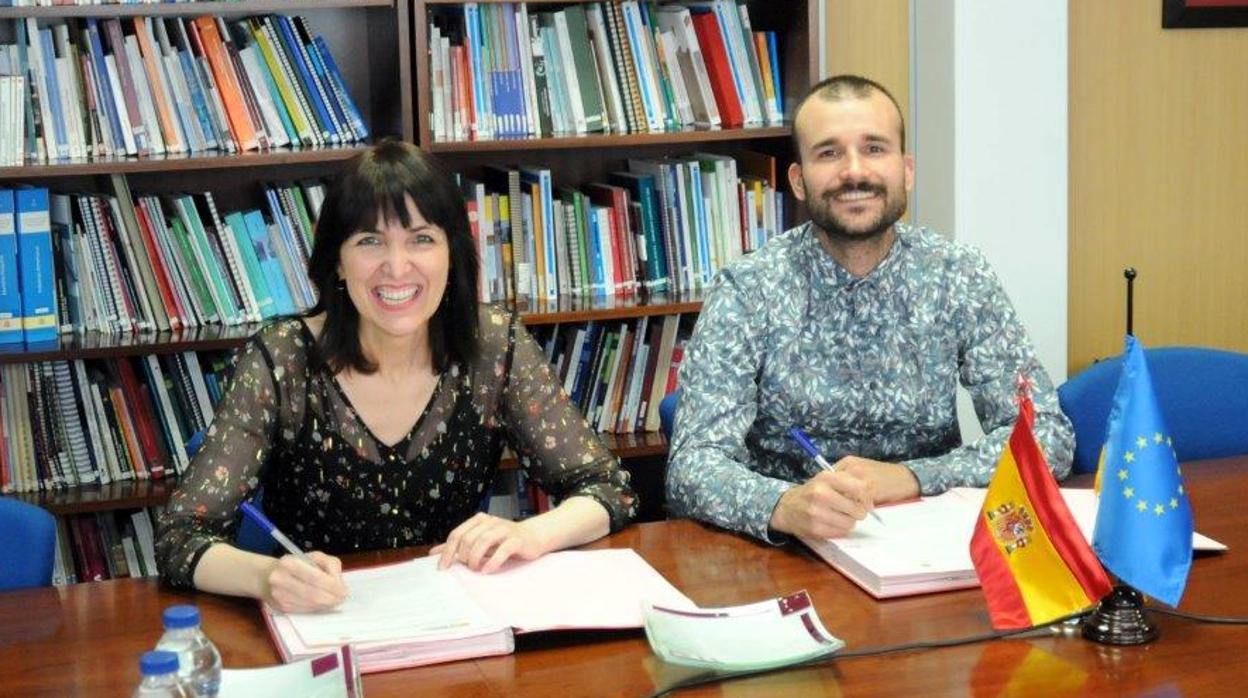 La directora gerente del Inaem, Ana Vázquez, y el presidente regional de AJE, Pedro Lozano, durante la firma del convenio que pone en marcha este programa de apoyo a emprendedores