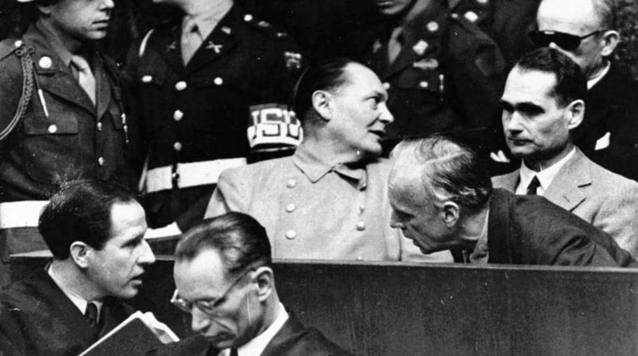 En el centro, Herman Goering junto a Rudolf Hess (derecha), durante los juicios de Nuremberg
