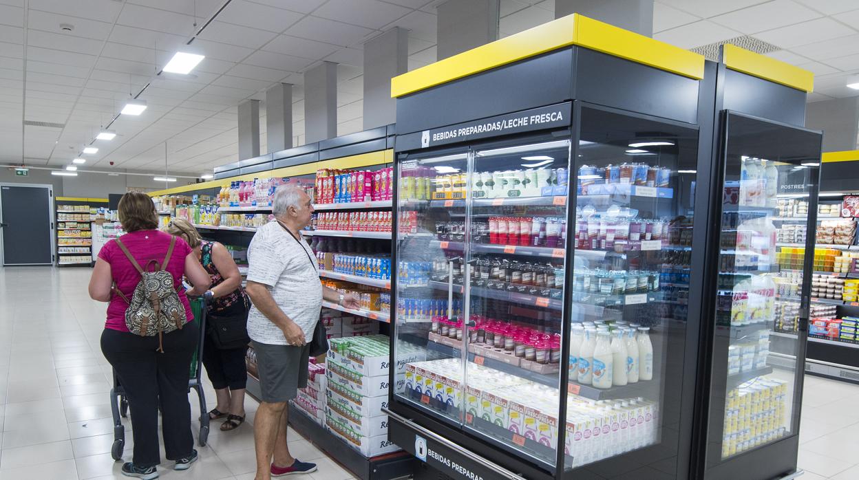 Imagen de unos clientes de un supermercado de Mercadona en Sevilla