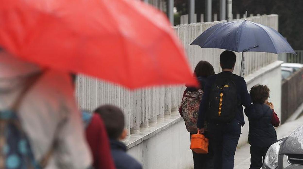 Varios menores a la salida de un colegio gallego