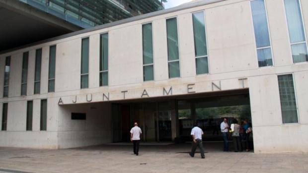 Sindicatos de funcionarios de Benidorm acusan al PSOE de «pisotearles» por bloquear sus salarios