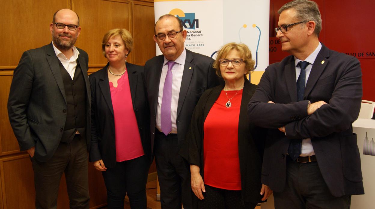 Miembros de la SEMG, acompañados por el alcalde Martiño Noriega, durante la presentación del congreso