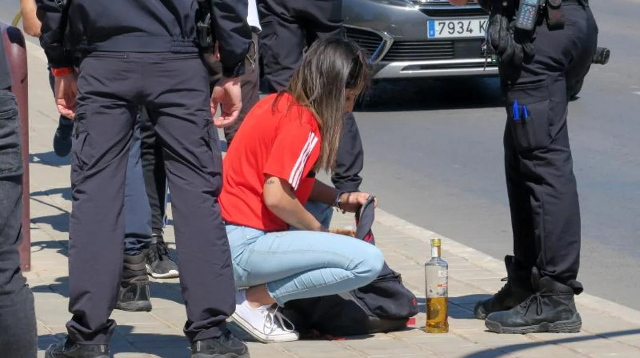 Policías intervienen alcohol a jóvenes practicando botellón