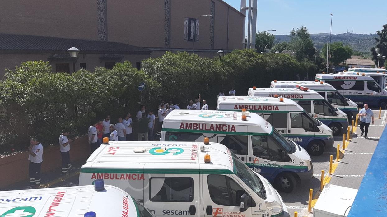 El personal de ambulancias este jueves durante la protesta que se ha celebrado en el hospital Virgen de la Salud