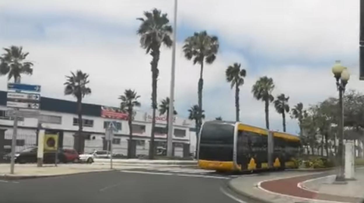 Vídeo: Así circula la unidad de 18 metros de guagua en la capital grancanaria