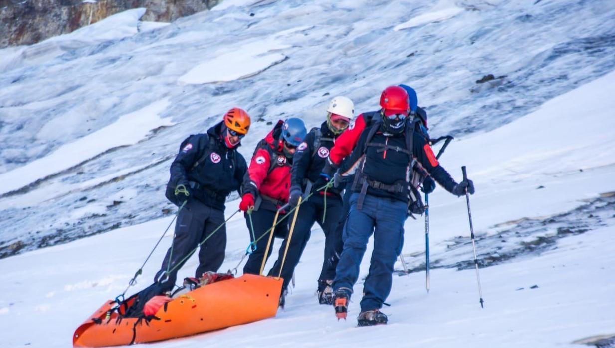 Imagen del rescate del cadáver en los Andes