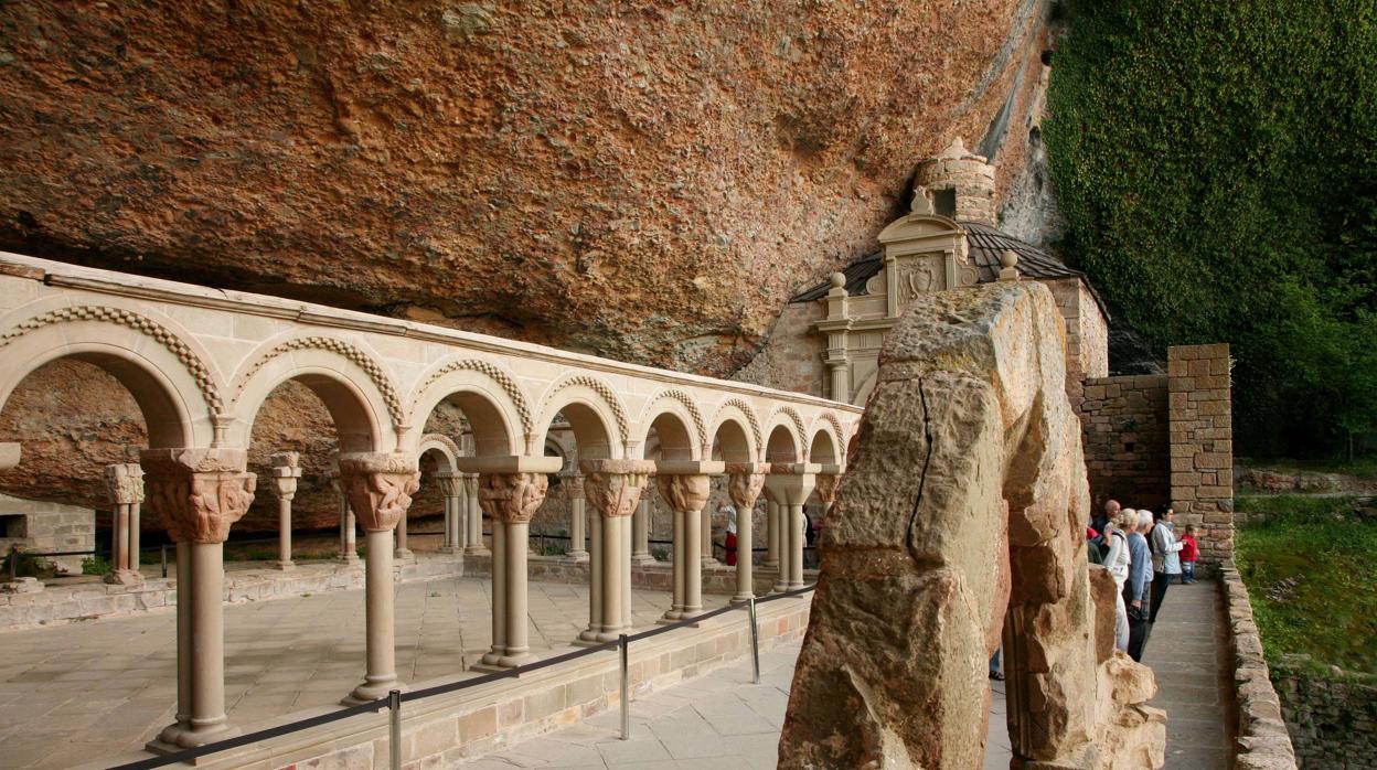 El monasterio de San Juan de la Peña, fundado como panteón real por Ramiro I de Aragón en el siglo XI