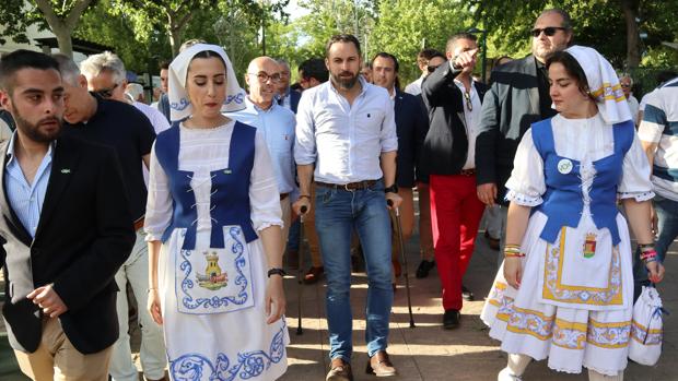 Abascal hace campaña con muletas en Talavera con un acto multitudinario en San Isidro