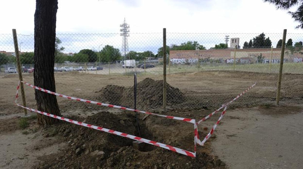 La zona donde se iba a instalar el huerto urbano, acordonada, y al fondo la ermita de Santa María la Antigua