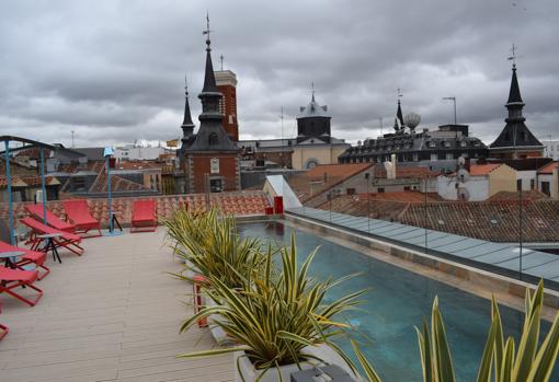 La piscina se encuentra en el ático con vistas sobre los originales tejados de Madrid