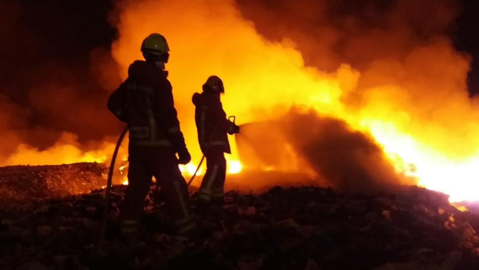 Un incendio quema 4.000 metros cuadrados de balas de plástico para reciclaje en Requena