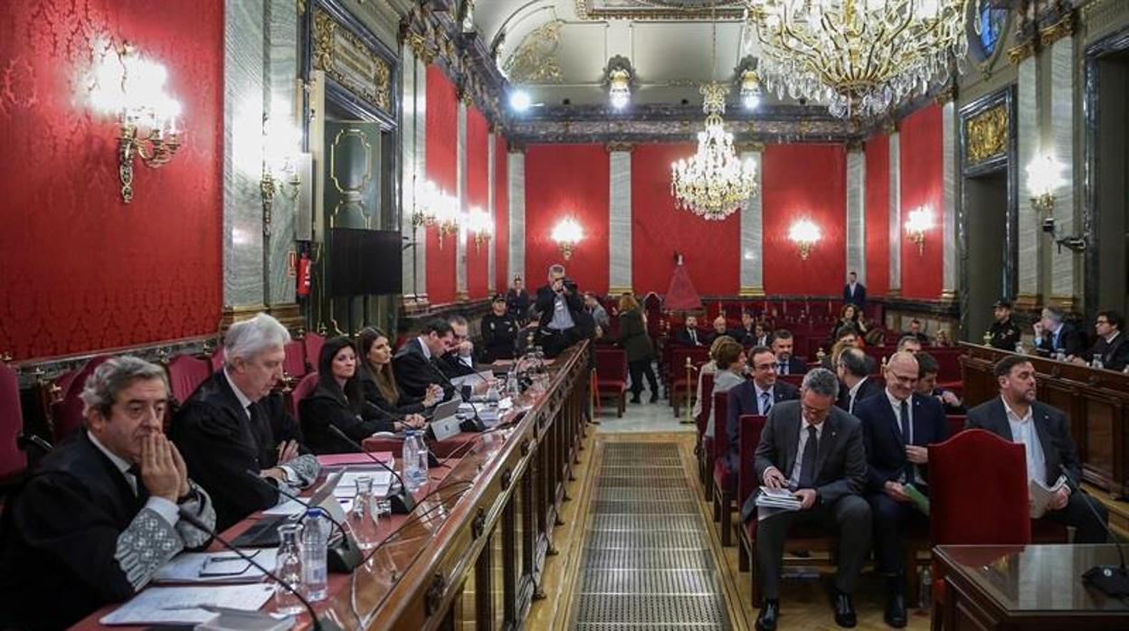 Dos de los fiscales del «procés», en primer término, y los acusados (en el centro), en el juicio en el Supremo