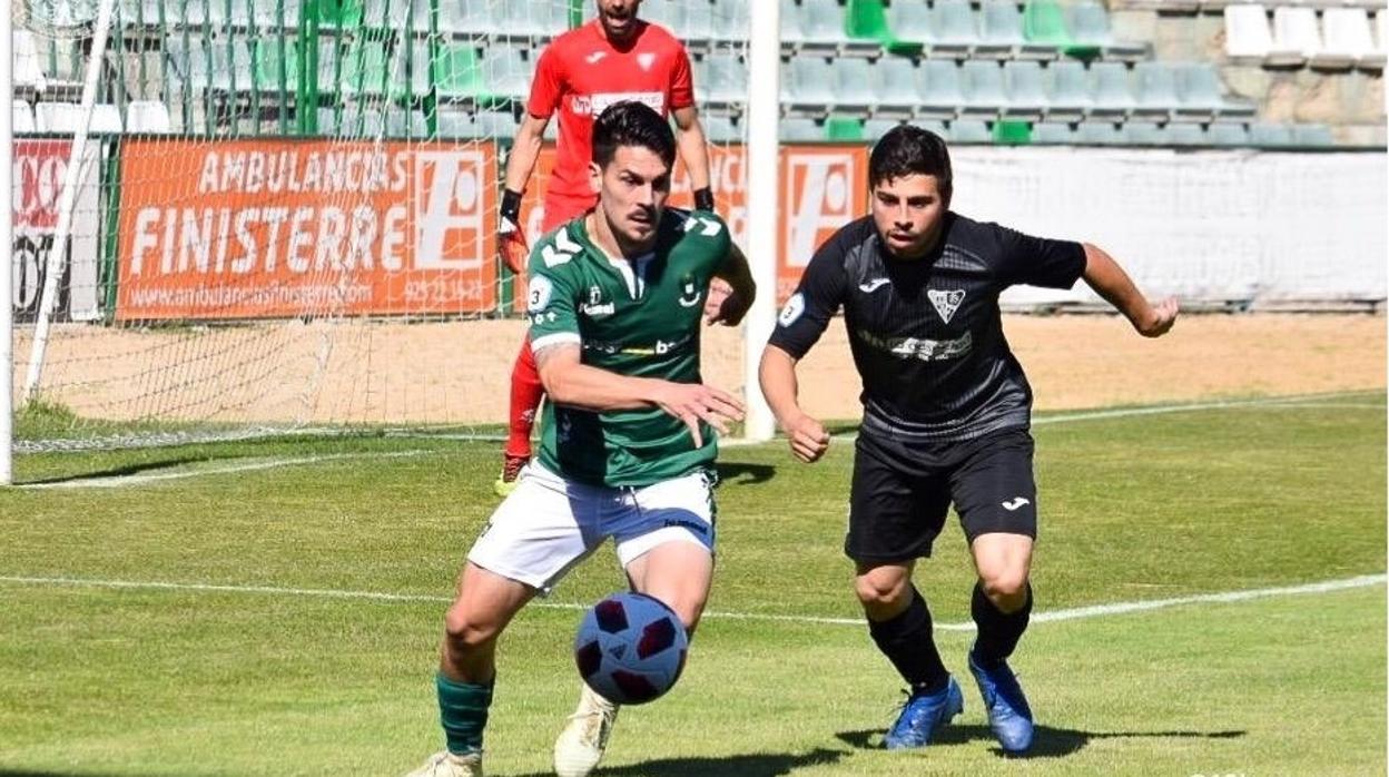 Iván Bueno y Serrano pelean un balón en el último partido de la Liga en Tercera División