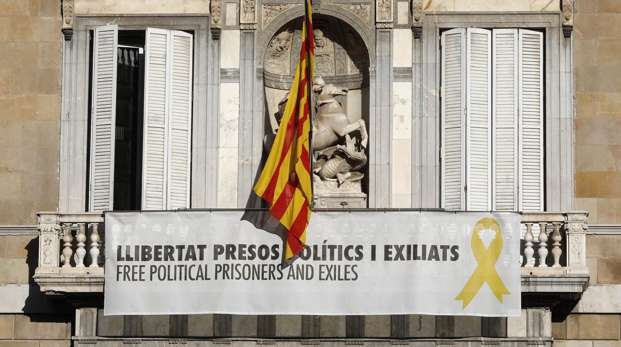 La simbología política cuelga de muchos edificios públicos en Cataluña, en la imagen el Palau de la Generalitat