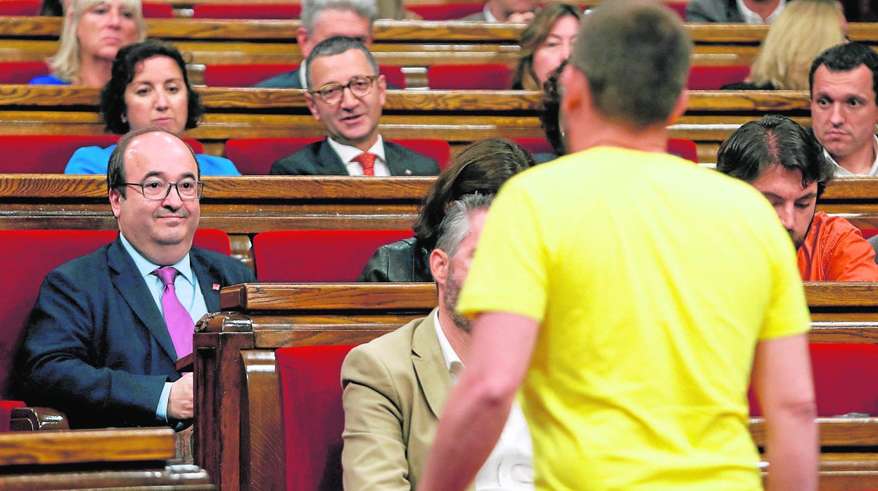 Iceta observa a un diputado de la CUP en el Parlament