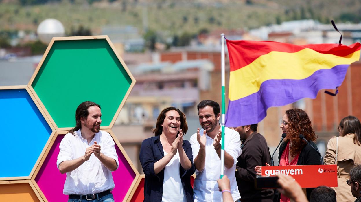 Pablo Iglesias, Ada Colau y Alberto Garzón se ríen ayer en un mitin celebrado en Barcelona